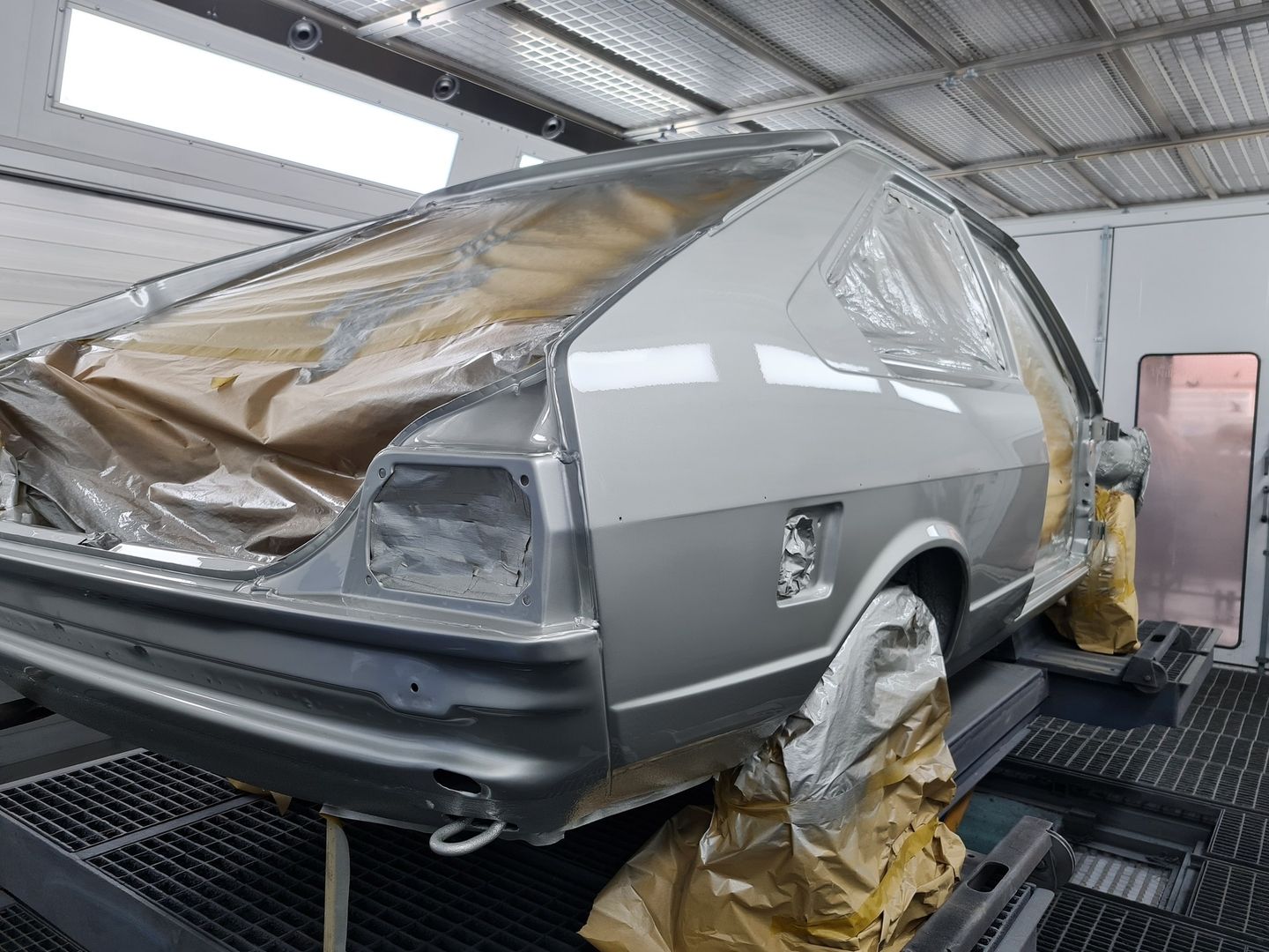 Ein VW Passat in grau lackiert in der Lackiererei